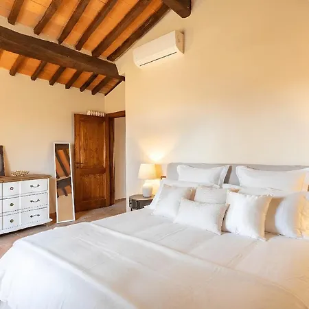 Elegant With Pool Garden & Refined Comfort וילה