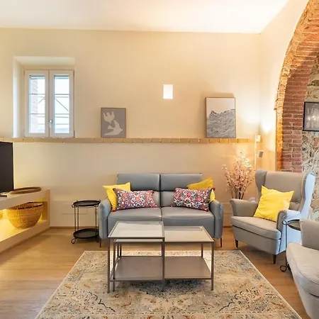 Elegant With Pool Garden & Refined Comfort *