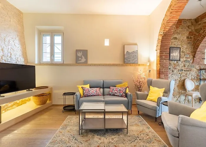 Elegant With Pool Garden & Refined Comfort *
